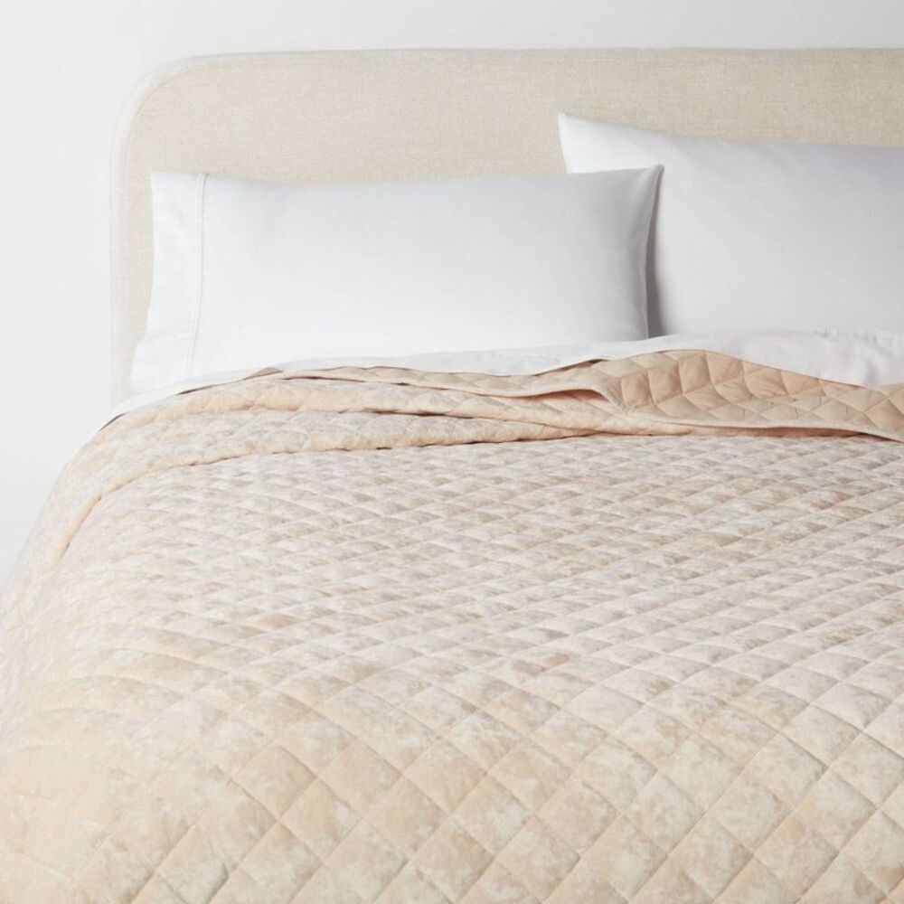 Full/Queen Luxe Diamond Stitch Velvet Bedding Quilt - Khaki